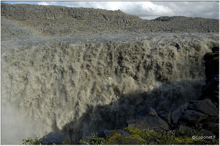 Jökulsà Fjôllum chuttant de 40m à Dettifoss